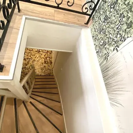 Parisian Muse By Suitehomeparis París